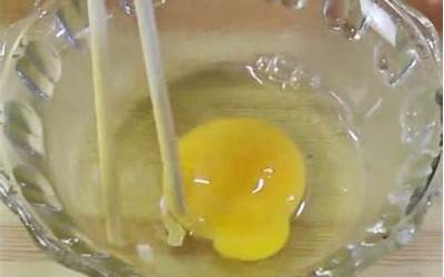 碎蛋壳掉进蛋液里怎么办 筷子上擦点“它” 轻轻一夹就能取出来